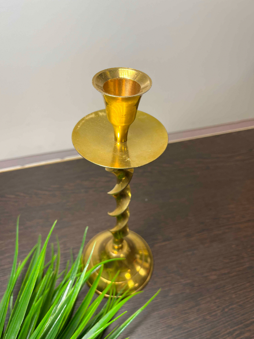 Подсвечник на витой ножке из латуни, Индия. Винтаж. Картинка 2